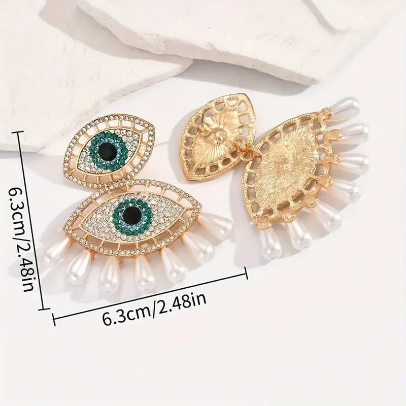 Un set di orecchini alla moda con vibranti strass e perle, progettati con motivi malocchio, perfetti come regali per le donne