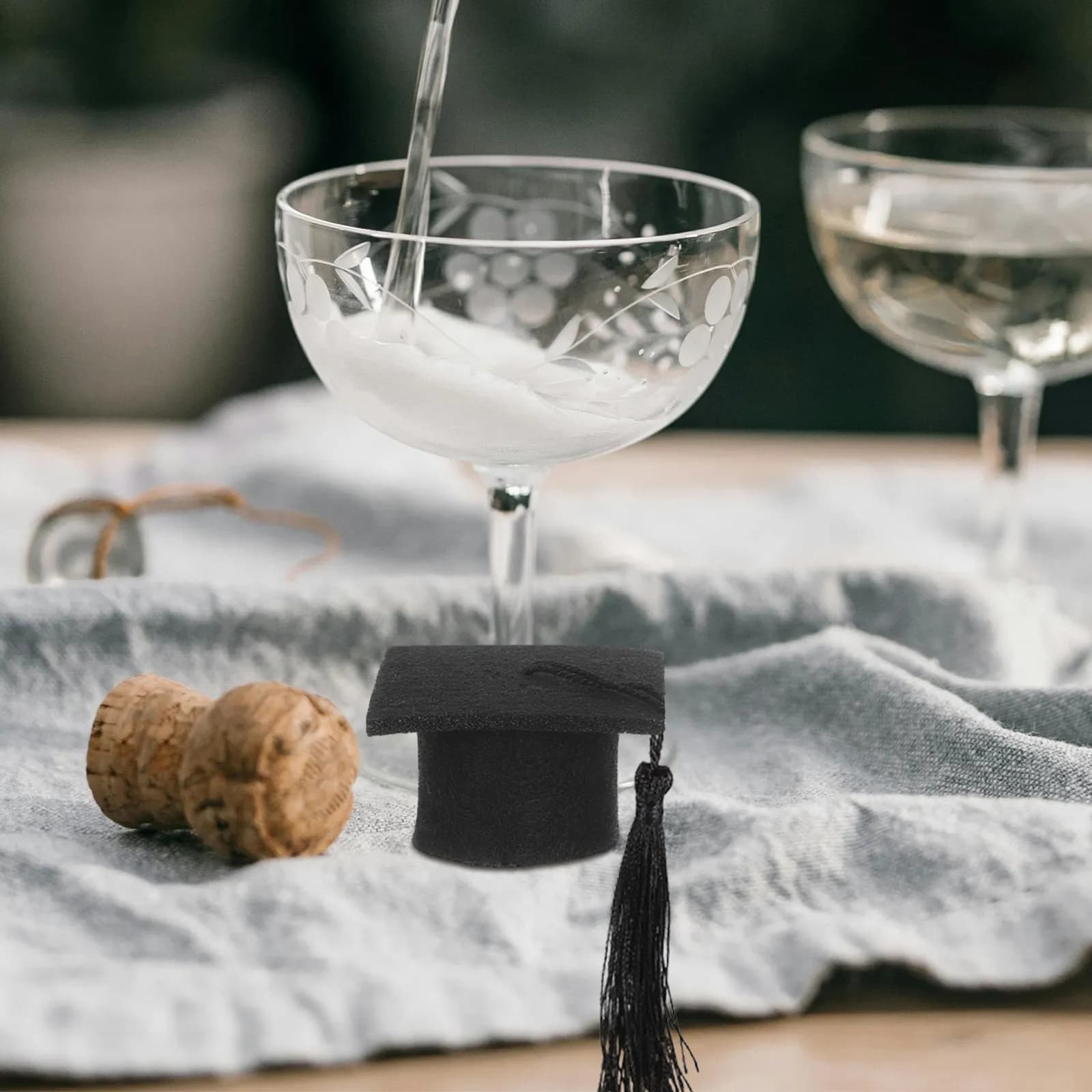 Creativo Cappello da Dottore in Miniatura per Bottiglia di Vino, Decorazione da Tavola in Tessuto Giallo Resistente agli Strappi, Regalo Natalizio per Feste