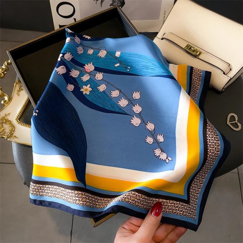 2025 New Fashion 70X70cm Sciarpa da donna stampata Sciarpa di seta Pashmina Scialle quadrato Fascia decorativa Collo Bandana di design di lusso