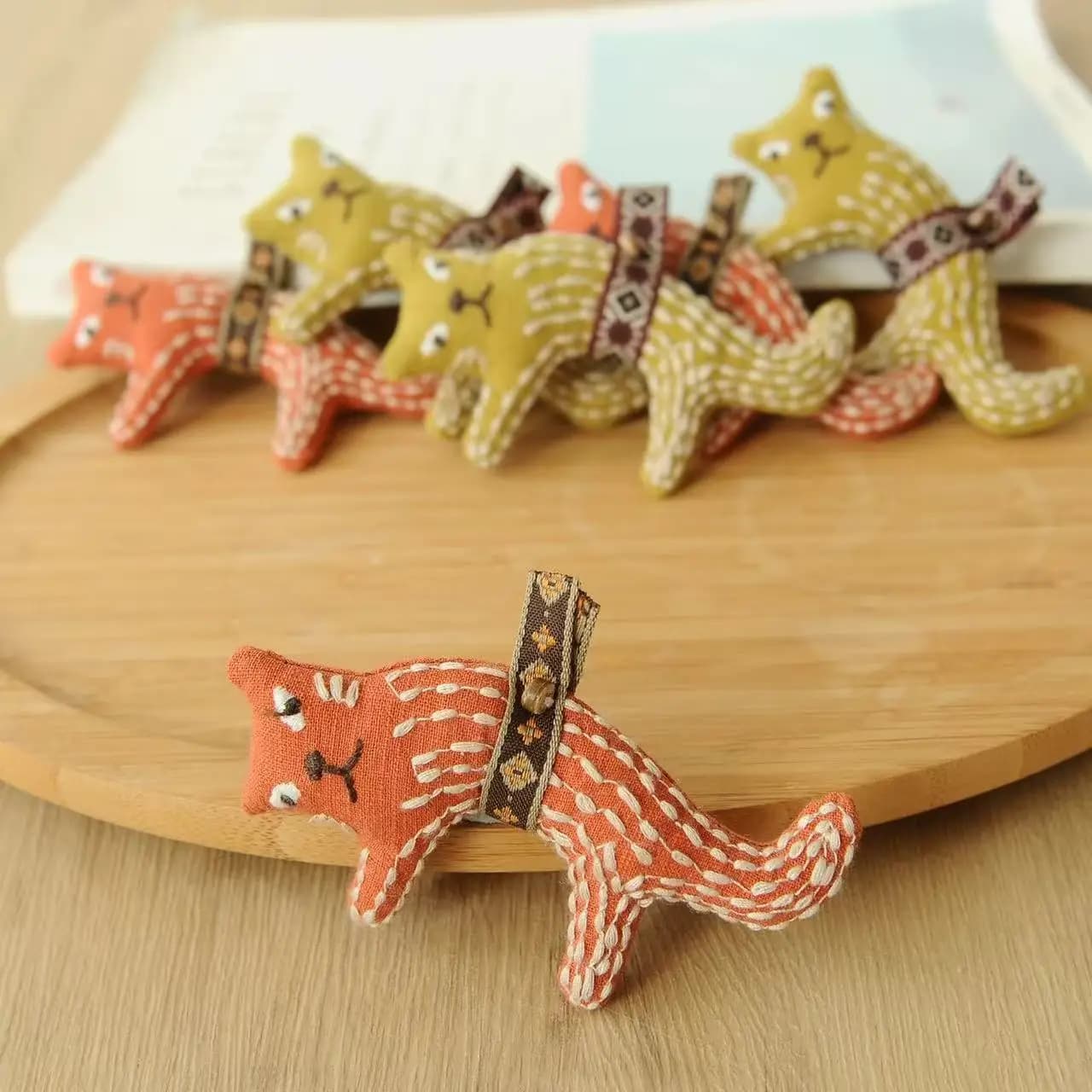 Handmade Embroidered Cat Brooch Cute Forest Kitten Plush Fabric Pin for Kids Backpack Cartoon Animal Clothing Decoration