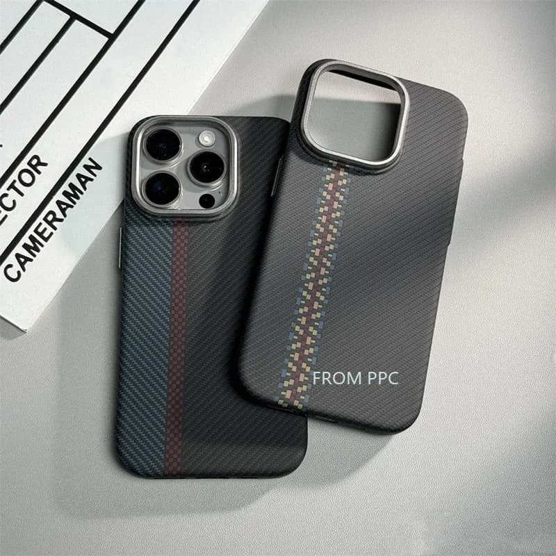 Cover in Fibra di Carbonio per MagSafe per iPhone 17 16 15 14 Pro Max, Custodia Magnetica per Ricarica Wireless con Anello Fotocamera, Guscio Rigido
