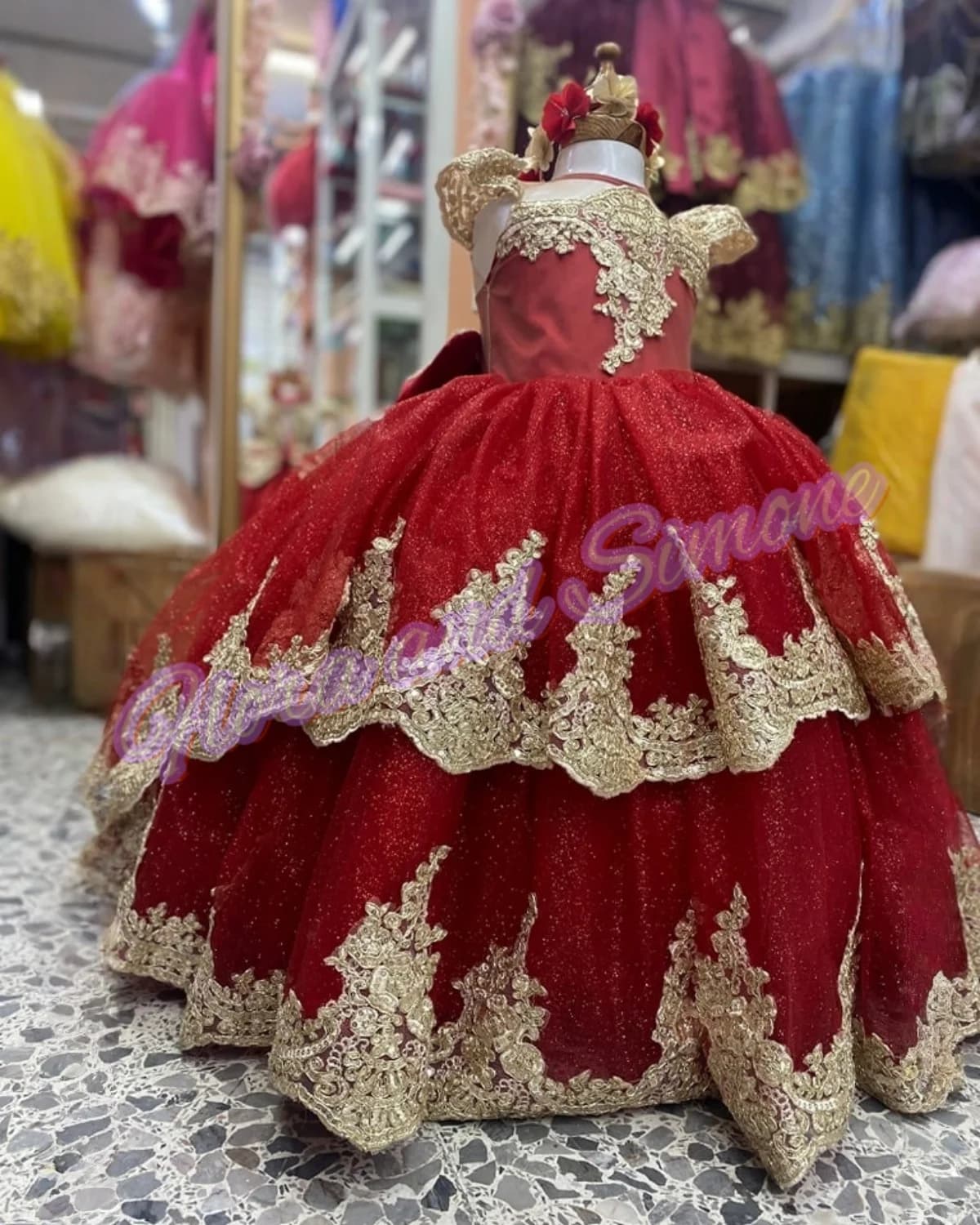 Abito da Damigella Personalizzato Rosso e Oro con Applicazioni Floreali per Matrimonio Maniche Lunghe Vestito da Cerimonia di Lusso per Ragazze