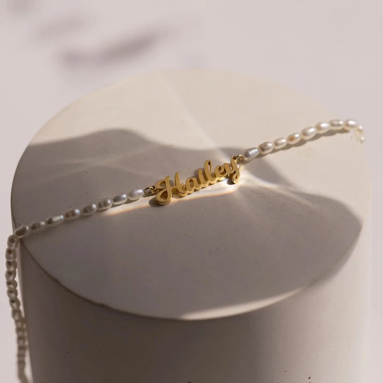Lateefah Collana con nome personalizzato in acciaio inossidabile placcato oro 18 carati con lettera inglese personalizzata Catena di perle imitazione fai da te