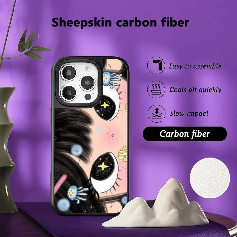 Custodia protettiva in fibra di carbonio effetto pelle di pecora con design cartone animato ragazza dagli occhi grandi e carini per iPhone 17 16 15 14 13 12 Pro Max
