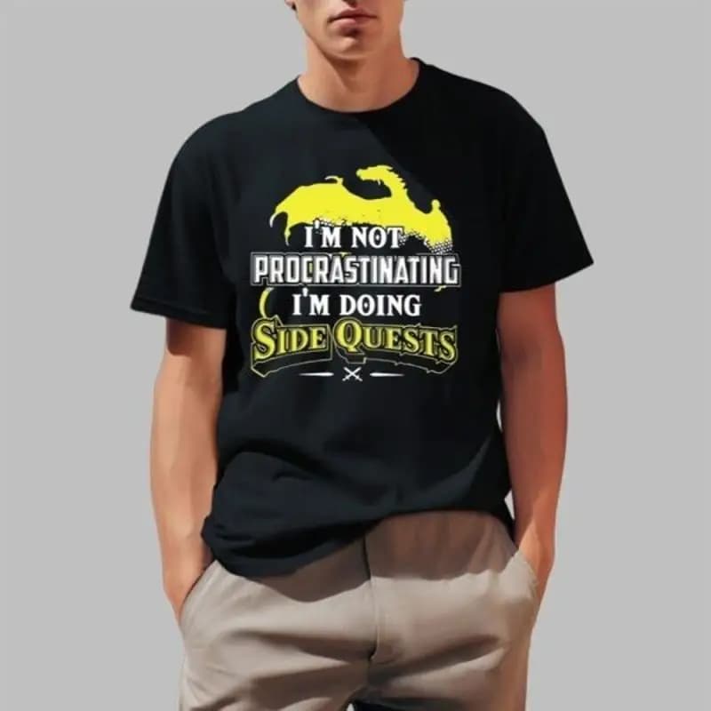 Non sto procrastinando il fai da te, ma facendo le side quest - T-shirt 2025 Taglie dalla S alla 5XL