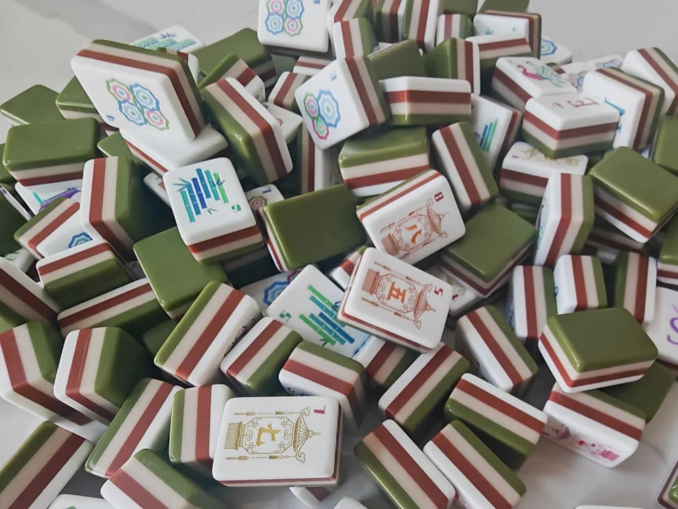 Set Mahjong Disponibile con 160 Tessere in Acrilico a 4 Strati Verde Oliva, Gioco di Lusso Americano Portatile per Adulti, Regalo Sorpresa