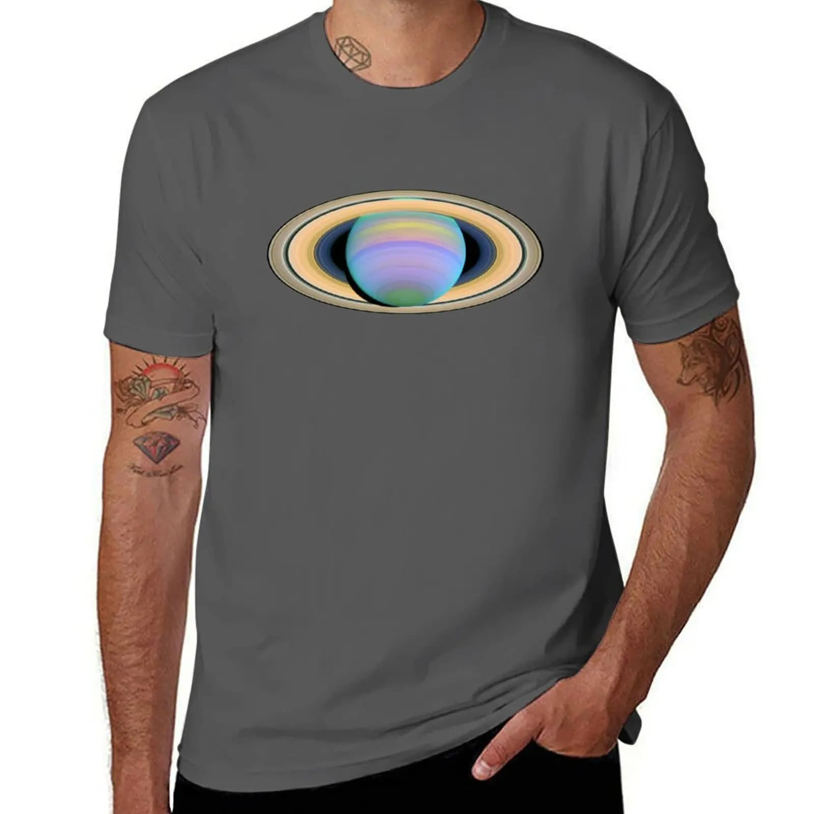T-shirt con stampa ultravioletta di Saturno in anelli luminosi, stampa alla moda, casual, a maniche corte