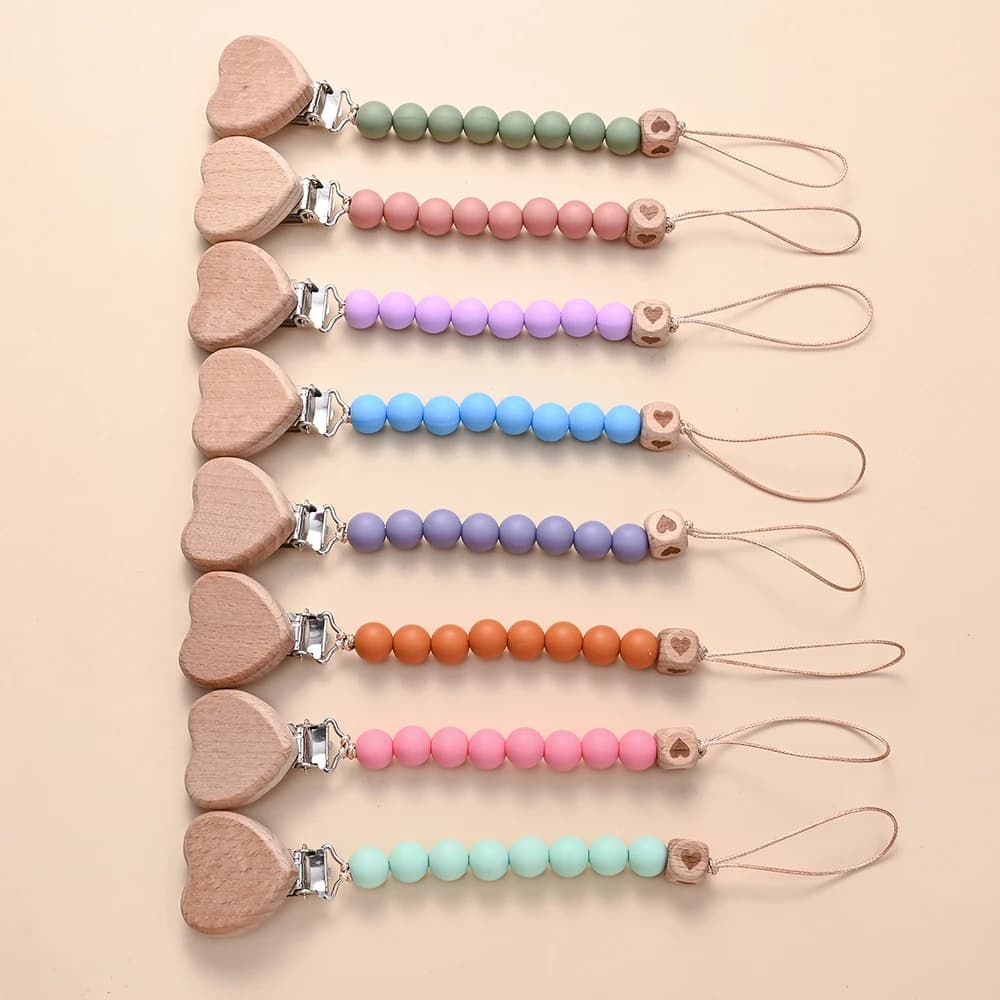 Ciondolo per giocattoli appena nati regalo nuovo cuore in legno di faggio perline ciuccio per bambini clip a catena perline in silicone manichino porta capezzoli massaggiagengive