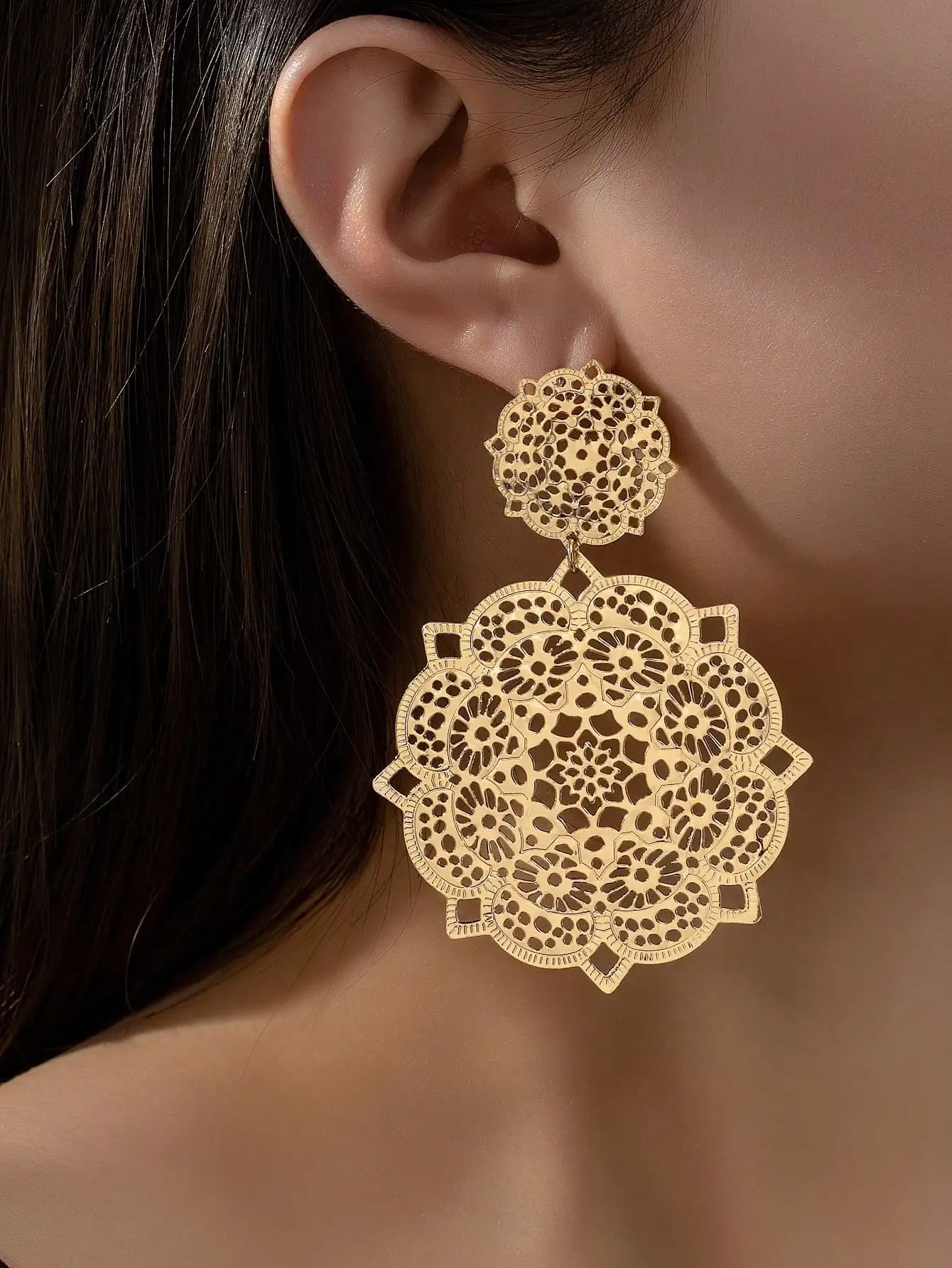 Set di 2 orecchini pendenti in metallo con fiore cavo in stile europeo e americano, ideali come regalo per donna e alla moda come regalo di San Valentino