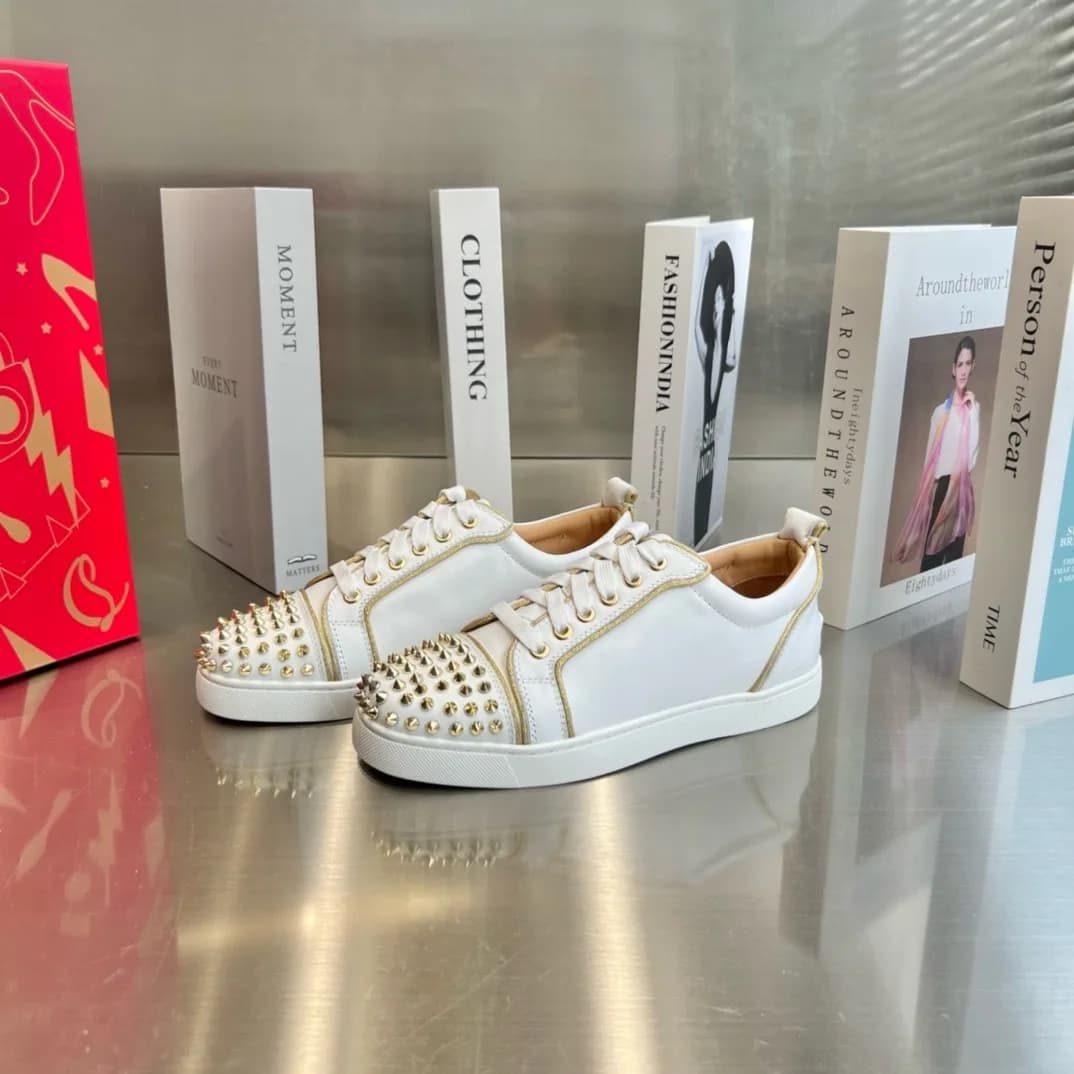 New Men's Casual Skate Shoes, White Leather Low Sneakers with Laces and Studs on the Toe, Red Sole