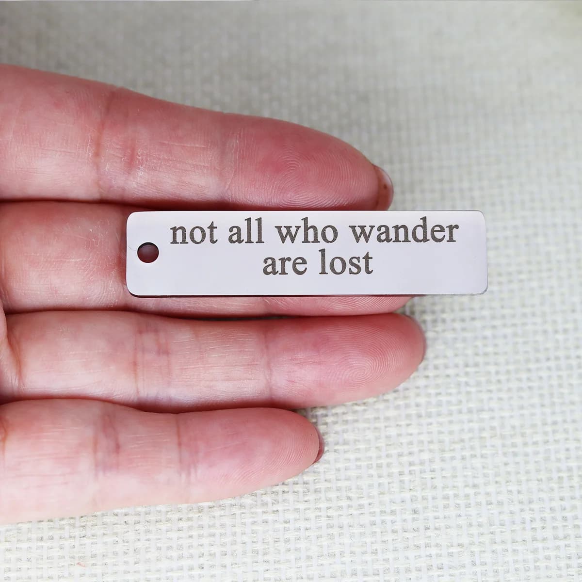 3 pz/lotto Non All Who Wander Are Lost Disco inciso al laser Messaggio Fascino in acciaio inossidabile per la creazione di gioielli Pendenti Accessori