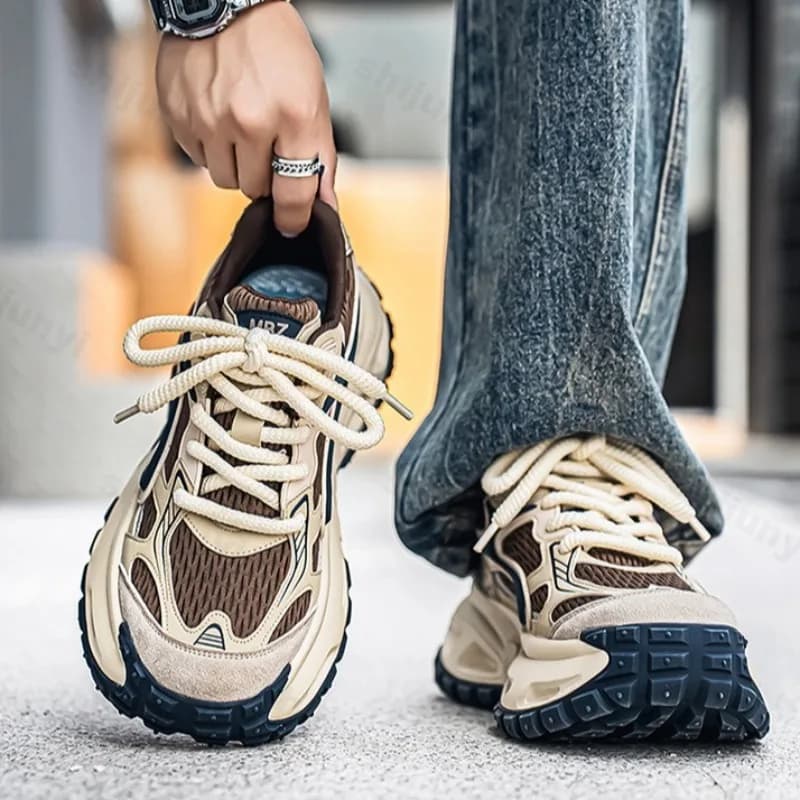 Scarpe sportive casual con suola spessa e bassa in mesh traspirante da uomo autunno 2025 Tendenza moda Scarpe da ginnastica comode e versatili con plateau