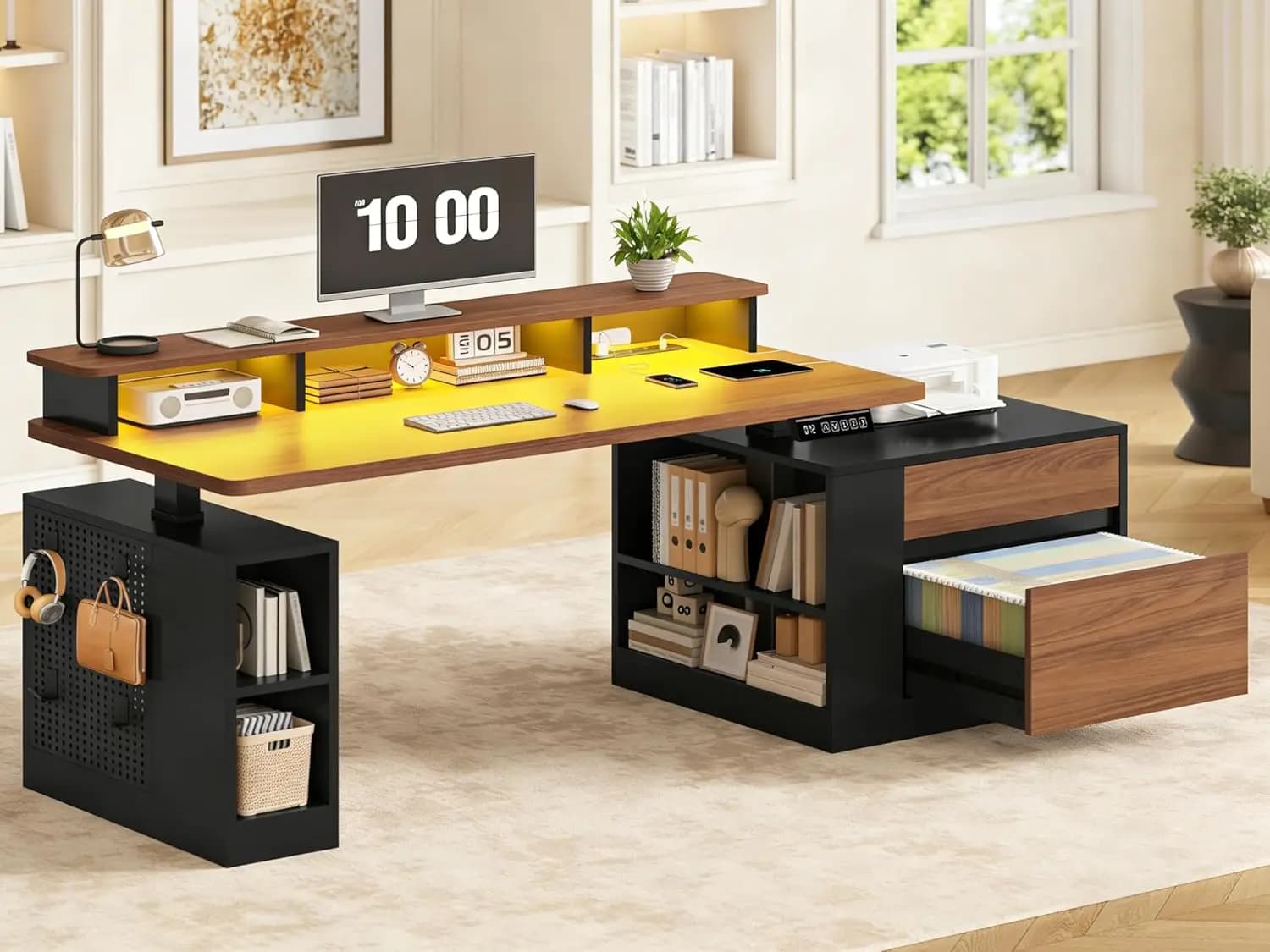 Scrivania Elettrica Regolabile in Altezza da 70 Pollici con Vano Portaoggetti, Prese Elettriche, LED, Supporto Monitor, Spazio Stampante, Pannello Forato, Nero e Noce, Personalizzabile