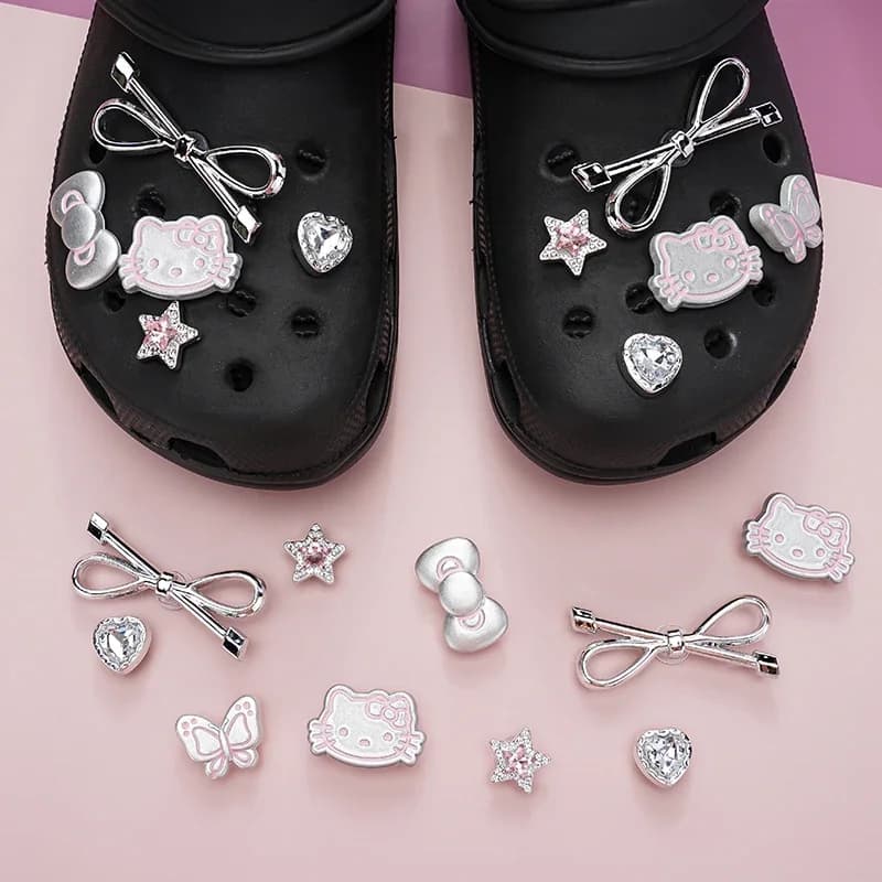 Set di ciondoli per scarpe Hello Kitty Argento Katie KT Cat Girls Sandali da donna Accessori Scarpe con foro Pantofole e zoccoli Decorazione