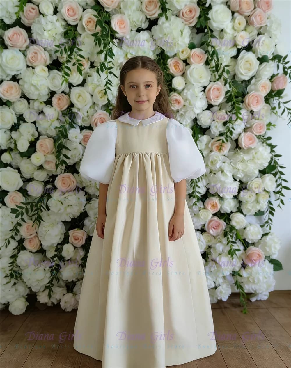 Elegante Abito da Damigella in Raso Champagne con Design Plissettato Raffinato per Feste di Compleanno e Serate di Gala per Bambine