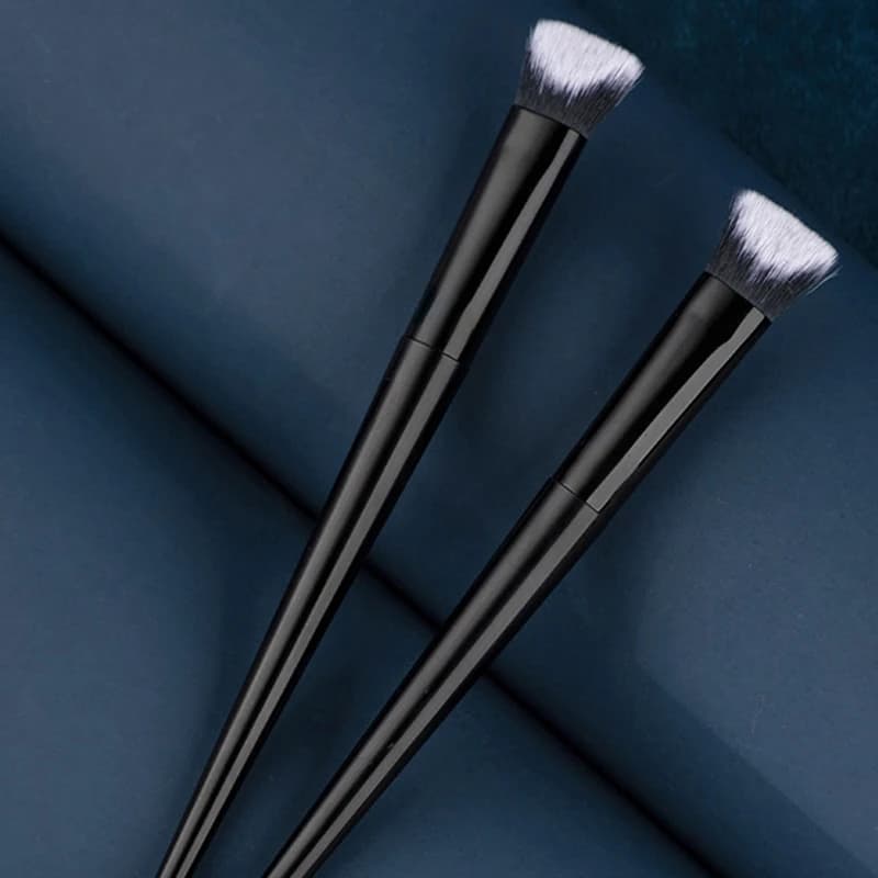 1 Multifunction Brush for Make-up, Corrector Brush with Wood Handle, Long Sleeved Bottom Brush for Scarf Perfect Cover, Makeup Tool