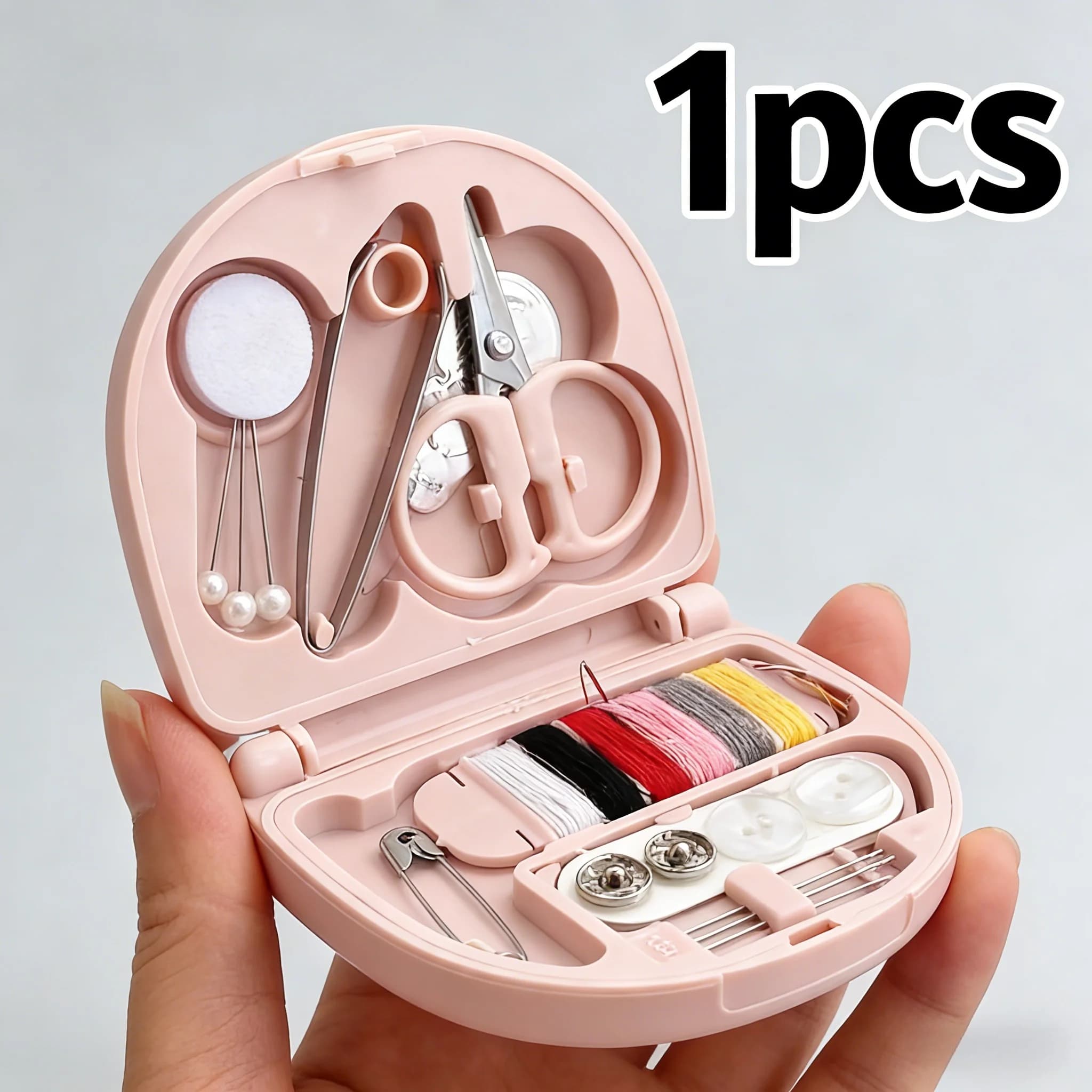 Un kit da cucito portatile rosa e blu che serve come compagna compatta per l'artigianato e riparazioni.