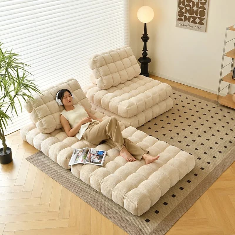 Divano componibile singolo in tessuto stile tatami color crema, a blocchi quadrati, per soggiorno.