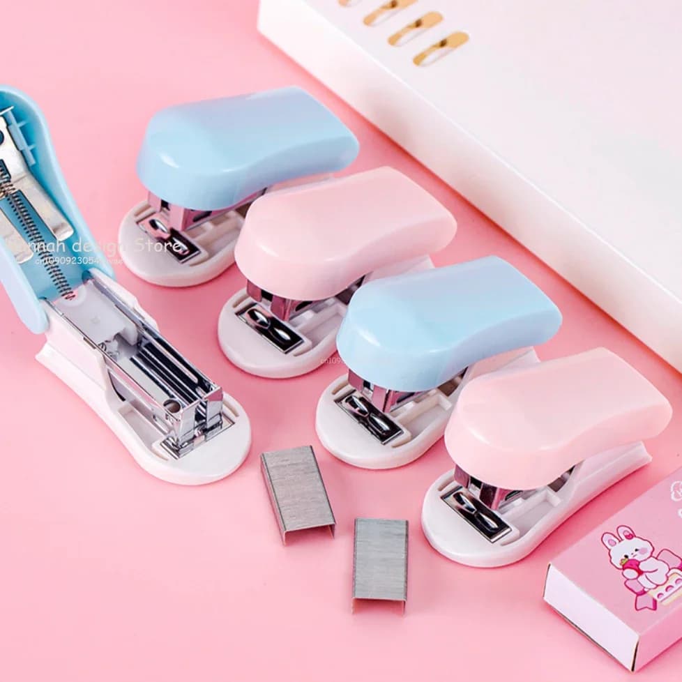 Set di Mini Cucitrici a Forma di Cartone Animato, Carina Cancelleria per Studenti, Macchina per Rilegatura, Cucitrice per Test, Regalo Scolastico, Accessori per Ufficio