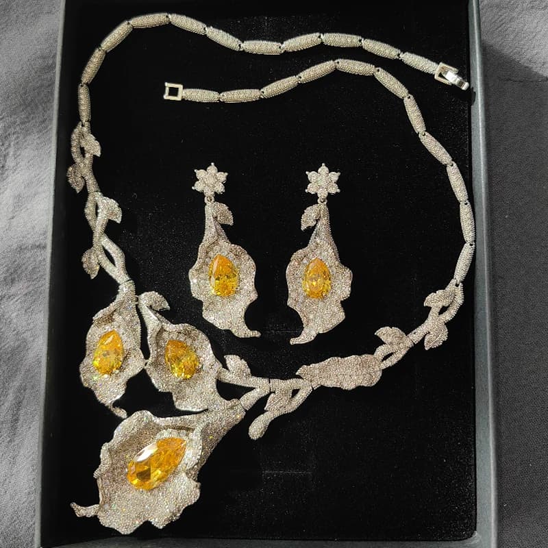 Set di gioielli di lusso, collana e orecchini con grande fiore giallo, gioielli da sposa color argento, gioielli Callalily.