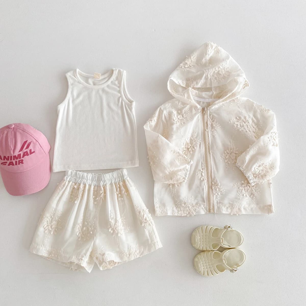 2025 AUTUNNO Nuovo in bambini Neonate Set di abbigliamento di moda 3 pezzi Bambini con cappuccio ricamo fiore cappotto di pizzo + gilet + pantaloncini 2-8 anni