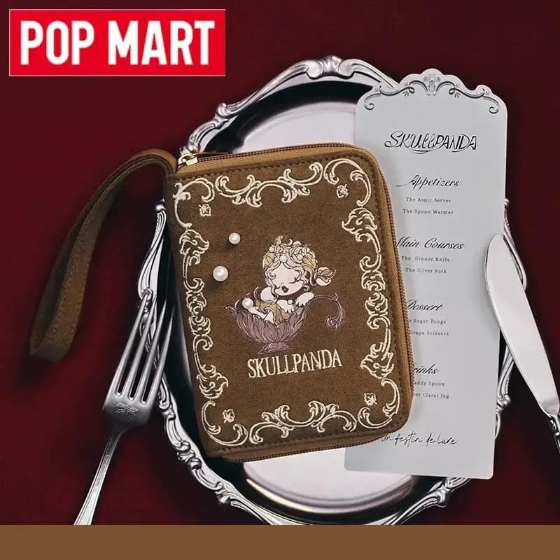 POP MART Skullpanda The Feast Begins Series Porta passaporto Scatola cieca alla moda Giocattoli Bambole Anime Figura Scatola misteriosa Indovina Borsa Regali
