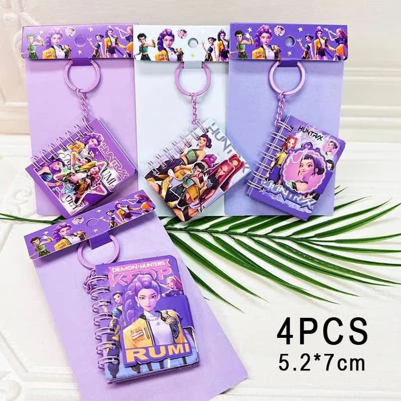 Set di 4 mini portachiavi K-pop con quaderni a tema anime, articoli di cancelleria a tema cartoni animati, forniture per il ritorno a scuola, 5,2*7 cm