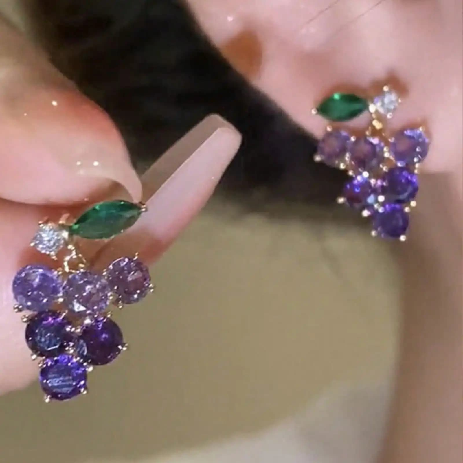 1 paio di orecchini da donna a forma di grappolo d'uva con cristalli viola e verdi, design a grappolo di gemme, gioielli alla moda per feste