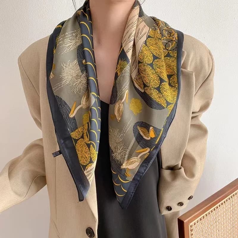Luxury Vintage Silk Scarf, Versatile and Fashionable Hairband for Women, Protective Harvest for the Collo, Trendy Accessories Wrap and Tipper