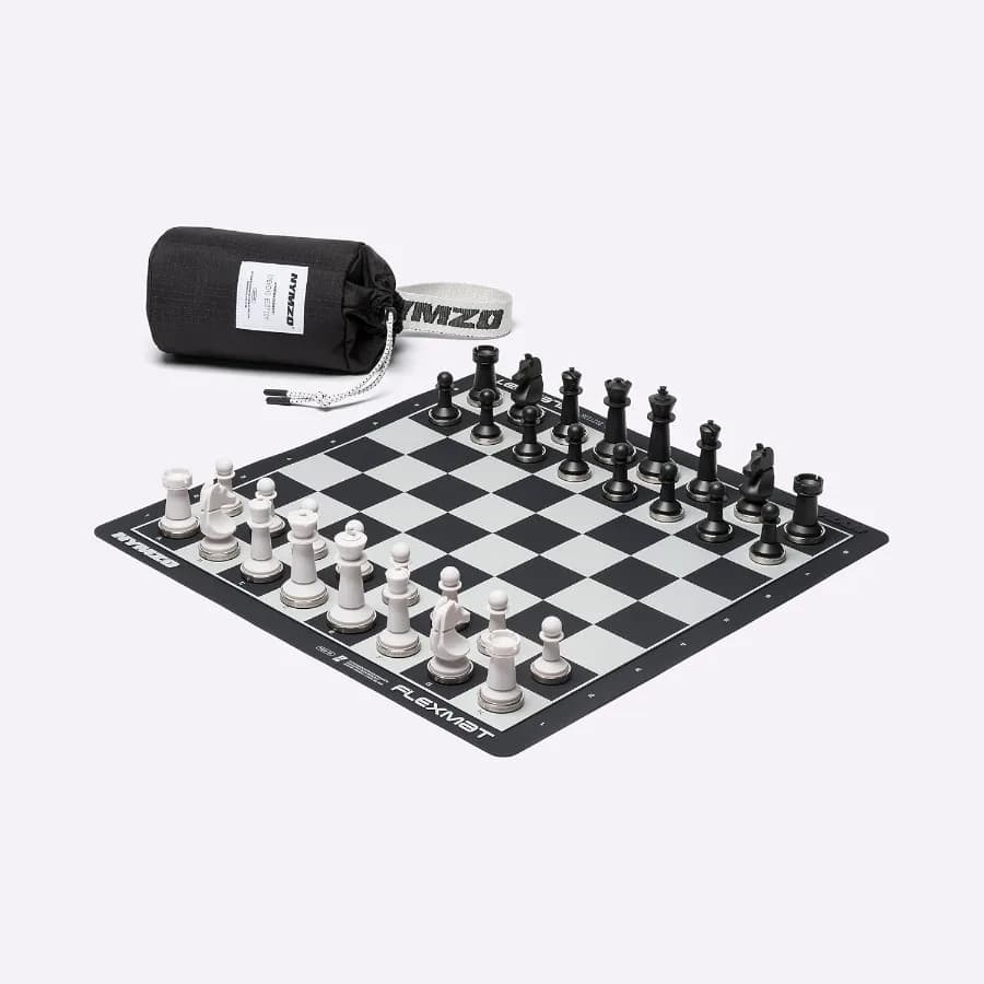 Stanton Serie 01: Set di scacchi Opening Edition 34 pezzi con basi metalliche Tappetino in silicone bianco e nero Taglia club Base nera con Met