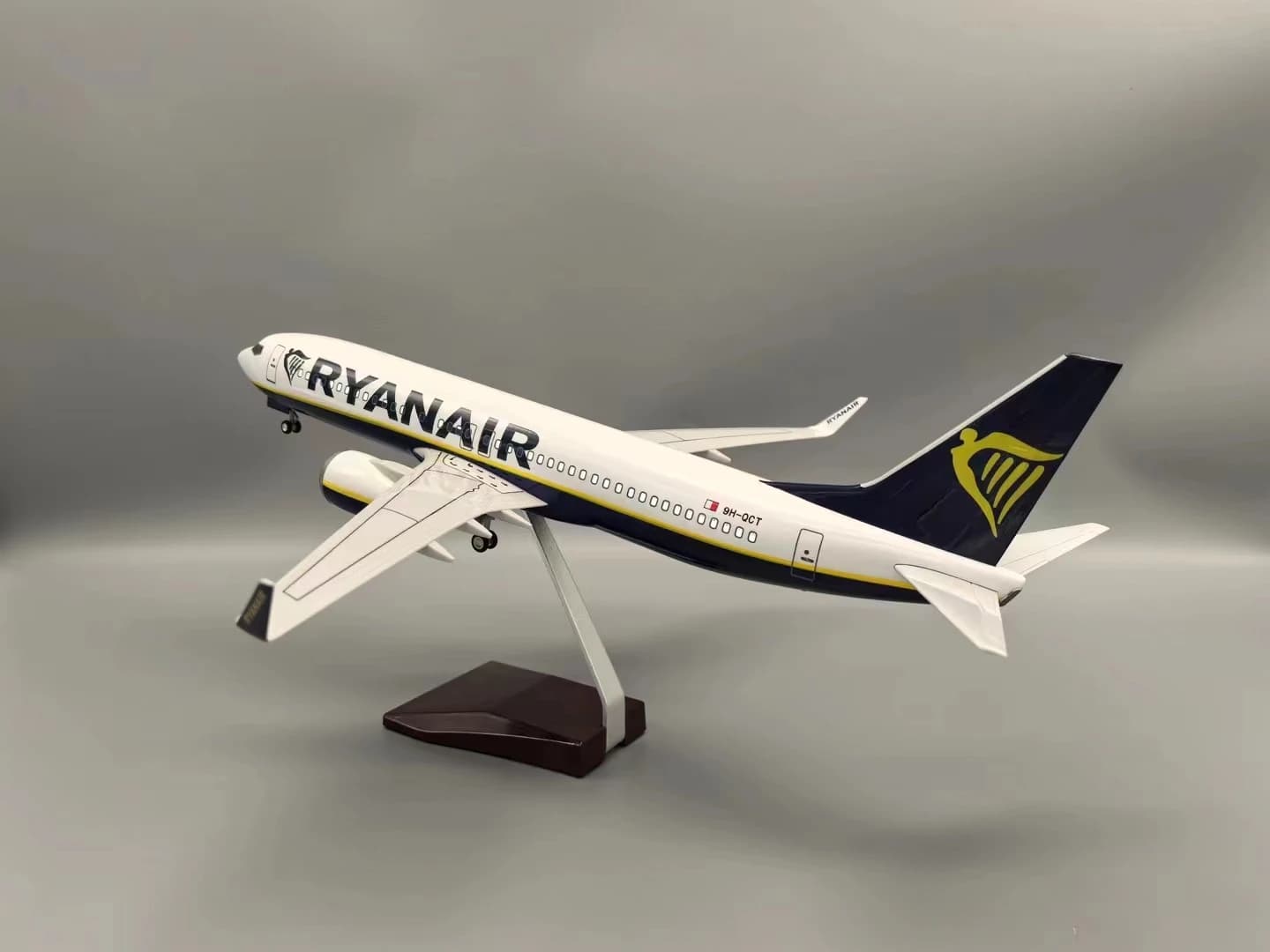 1:85 Bilancia Aereo Giocattolo B737-800 Aerei RYANAIR Compagnia Aerea Modello di Aereo Con Base Treni di Atterraggio Resina Aereo In Miniatura Per i bambini