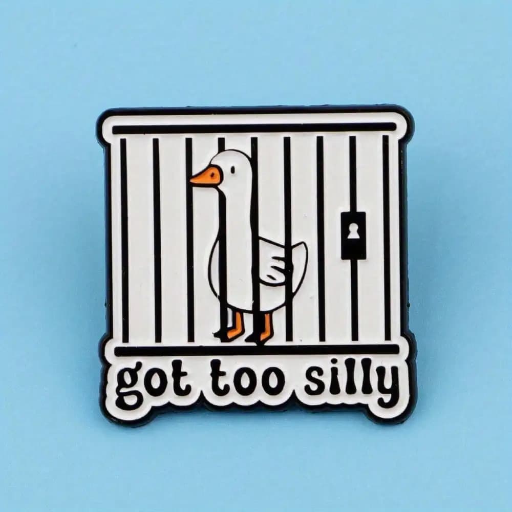 1 divertente spilla in smalto a forma di oca - Design con scena di prigione 'Too Silly', in lega di zinco, adatta per zaini, valigette, abbigliamento e accessori, regalo alla moda, distintivo accessorio | Accessori Divertenti | Lega di Zinco Resistente