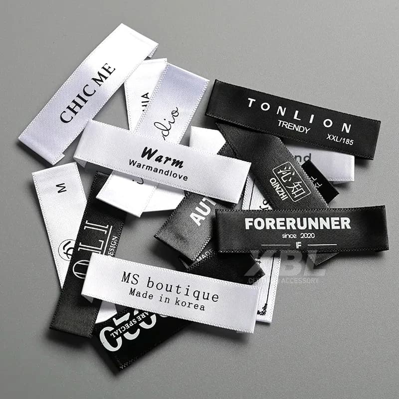 Cucito con logo personalizzato Etichetta in raso stampato in poliestere Etichette di lavaggio Etichette in raso morbido per vestiti per bambini