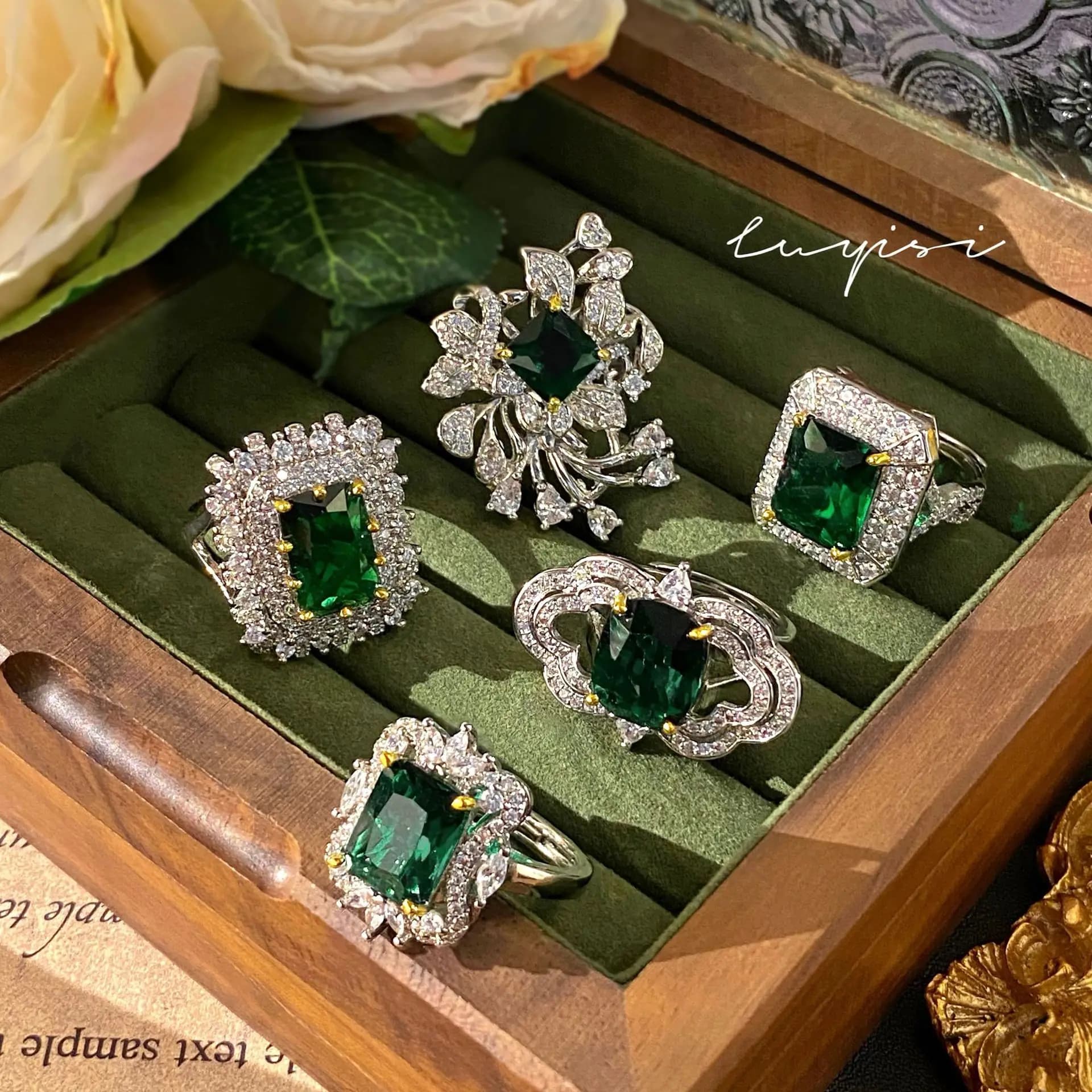 Anello con smeraldo di simulazione di design alla moda di lusso leggero, anello di apertura con diamante verde intarsiato in oro bicolore con diamante quadrato principessa