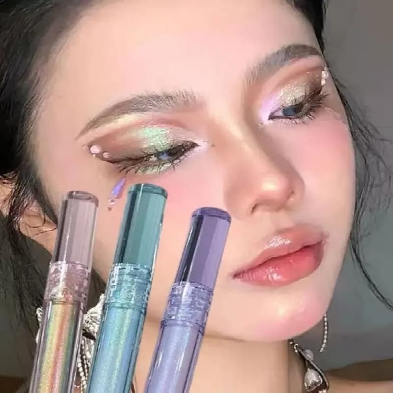 Set of 1/3 pieces: chameleon shading, fine frosted finish for a natural appearance, easy to shade formula for an extraordinary look