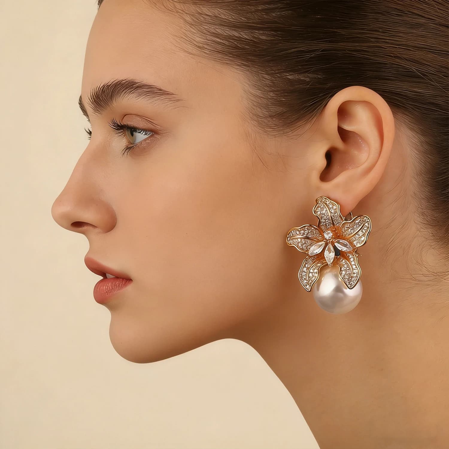 Orecchini Pendenti con Fiore Placcato Oro e Perle CZ per Donne, Orecchini di Lusso con Cristalli e Perle a Forma di Giglio, per Matrimoni, Feste e Uso Quotidiano