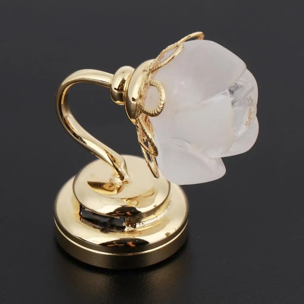 Lampada rosa in metallo in miniatura per casa delle bambole per uso da scrivania con accessori