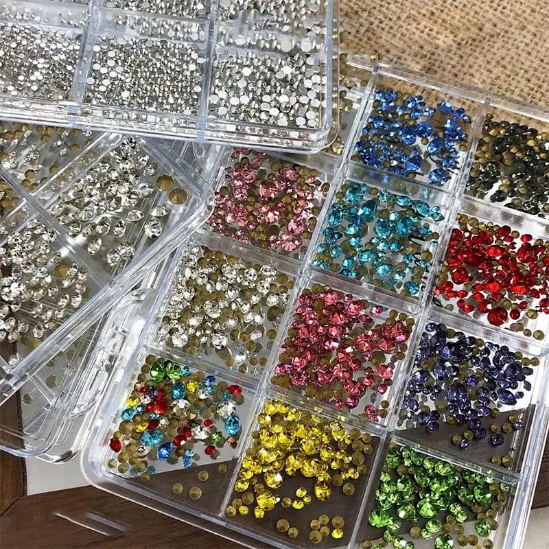 Set di 12 Griglie di Strass Scintillanti in Cristallo, Gemme Colorate per Nail Art, Strumento per Decorazione Unghie Fai-da-Te