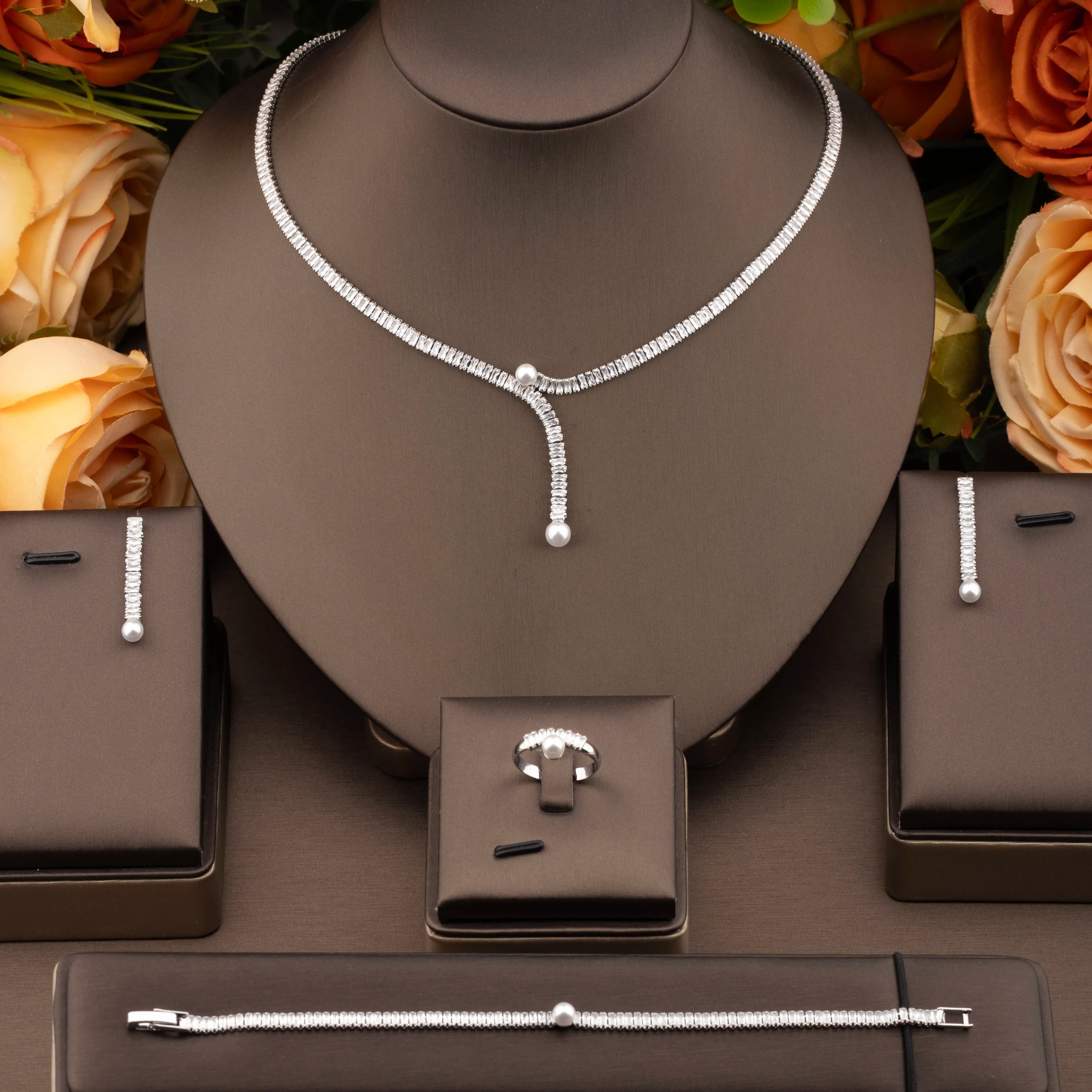 1 set di gioielli lussuosi ed eleganti con zirconi scintillanti e design di perle finte intrecciate, adatto per le donne che indossano matrimoni e banchetti. Confezione regalo non inclusa