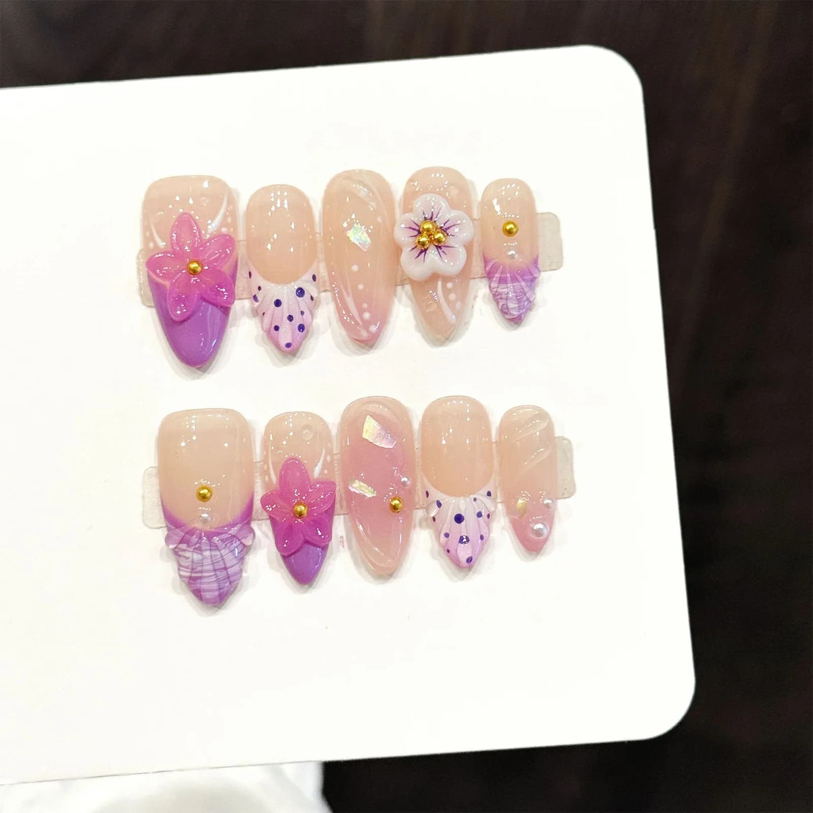 10 pcs. Unghie Finte Francesi Viola con Design Floreale Rosa Intagliato, Unghie Finte Artigianali Reusable in Mandorla, Unghie Finte Press-on