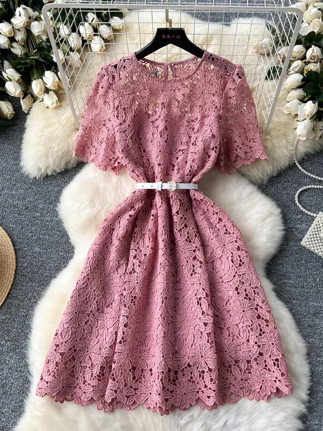 Croysier Abito girocollo a maniche corte con cintura Moda pizzo all'uncinetto Mini abiti casual eleganti per abiti estivi da donna 2025