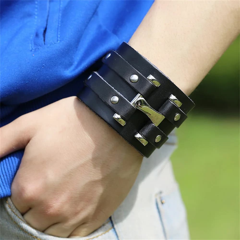 Nuovo cinturino in pelle vintage Bracciale Polsino Goth Braccialetti in metallo Fibbia nascosta Braccialetti punk gotici regolabili Gioielli da uomo