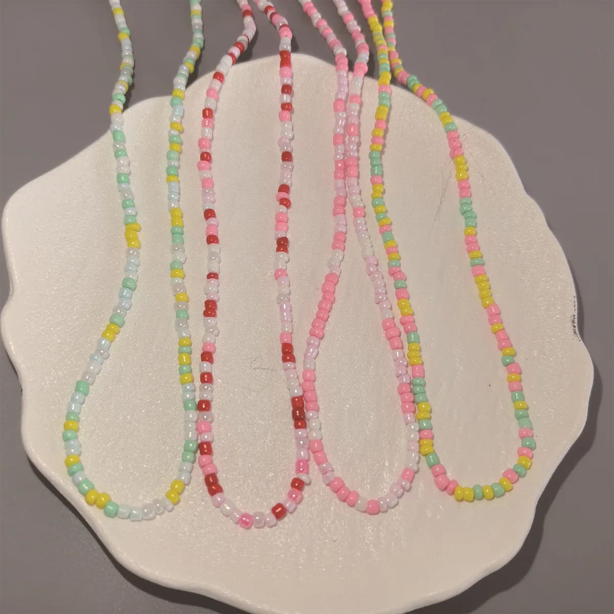 Bohemian-style colorful flower-shaped seed bead necklace Suitable for women and children to wear Symbolizing friendship