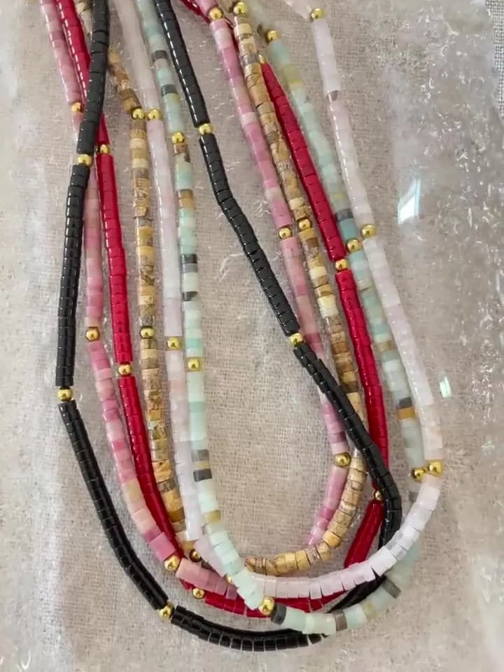 Il produttore vende all'ingrosso catene in osso con chiusura in pietra colorata naturale, collane a strati di fascia alta con perline fatte a mano
