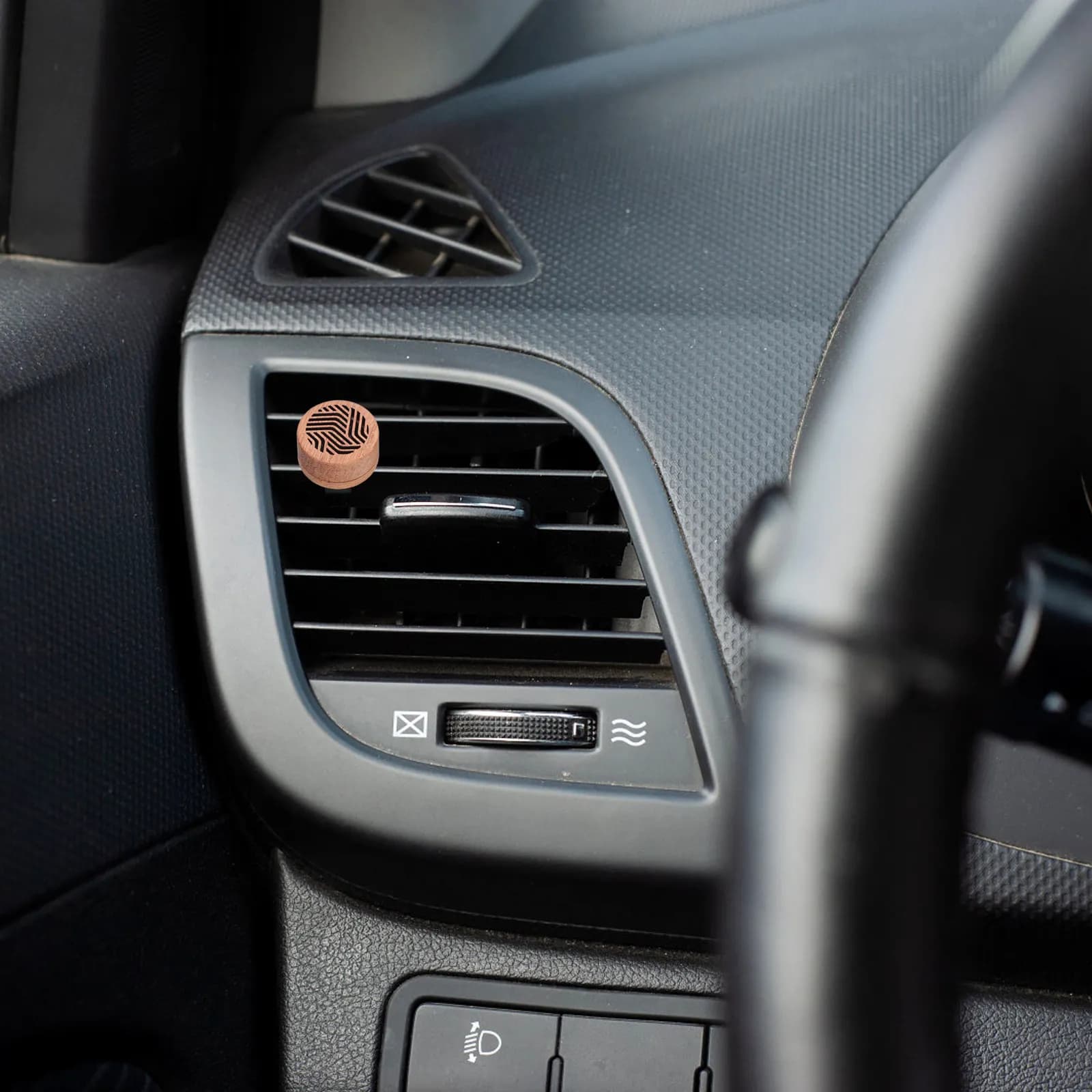 Deodorante per auto in legno da appendere alla presa d'aria, design elegante in palissandro, profumo a lunga durata, portatile e raffinato, accessorio decorativo per auto.