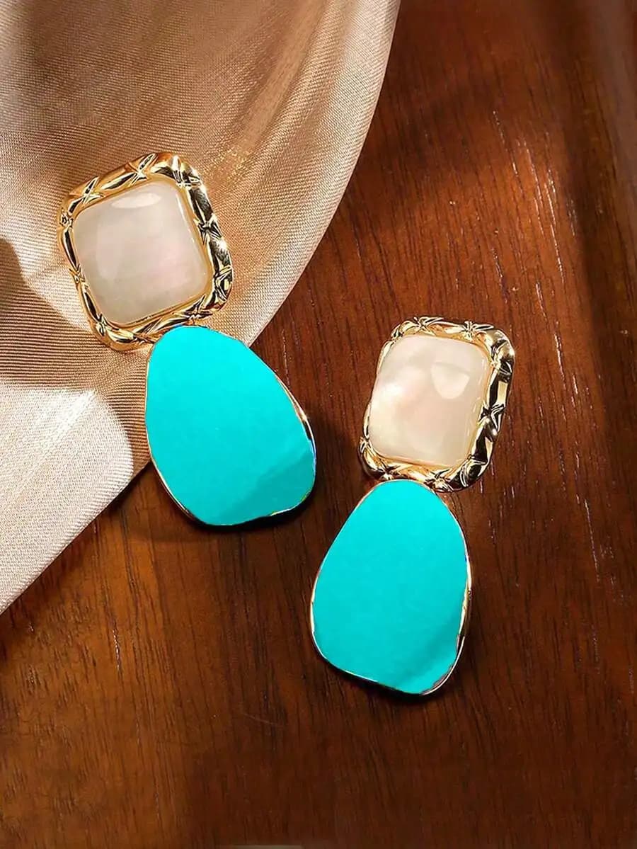 Orecchini pendenti quadrati asimmetrici turchese e bianchi in stile vintage chic