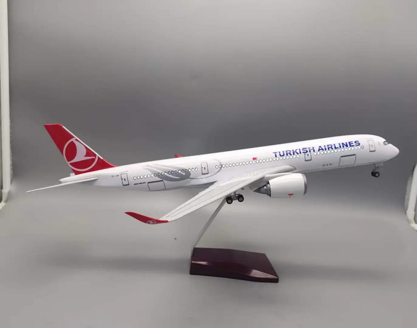 Modellino in resina di un aereo Turkish Airways A350 in scala 1/142, 47 cm, con carrello di atterraggio, ruote e luci.