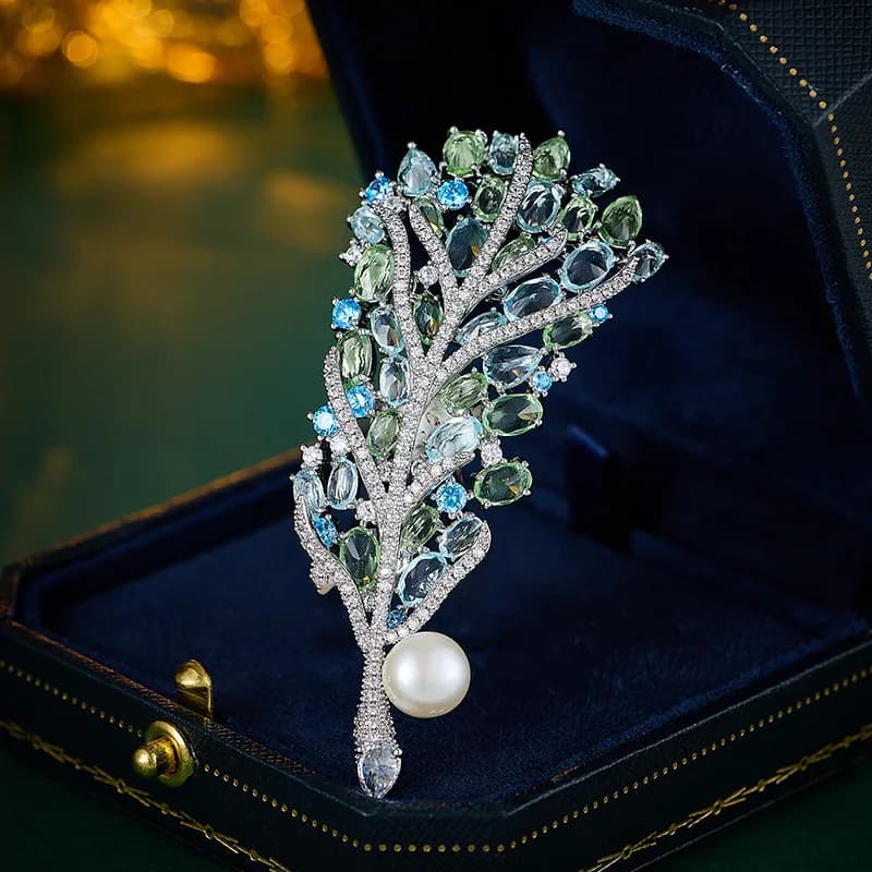 Spilla di perle naturali con zirconi micro intarsiati in rame di lusso leggero Spilla cava a foglia Spilla per abbigliamento da giacca di fascia alta da donna