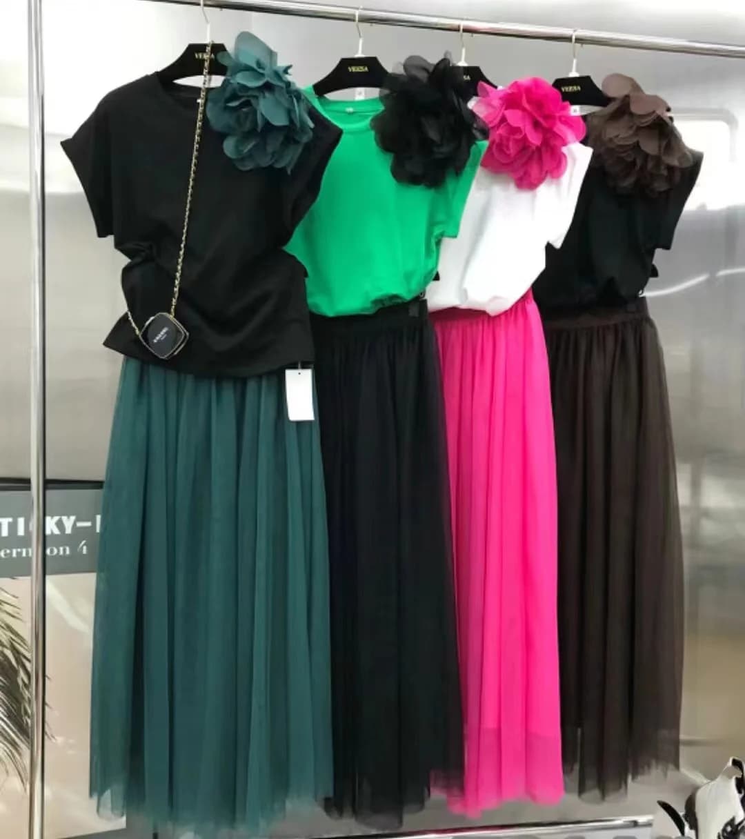 Completo Estivo 2025 da Donna: Top in Cotone a Maniche Corte con Ricamo Floreale + Gonna Lunga con Elastico in Vita, Ideale per Vacanze e Spiaggia