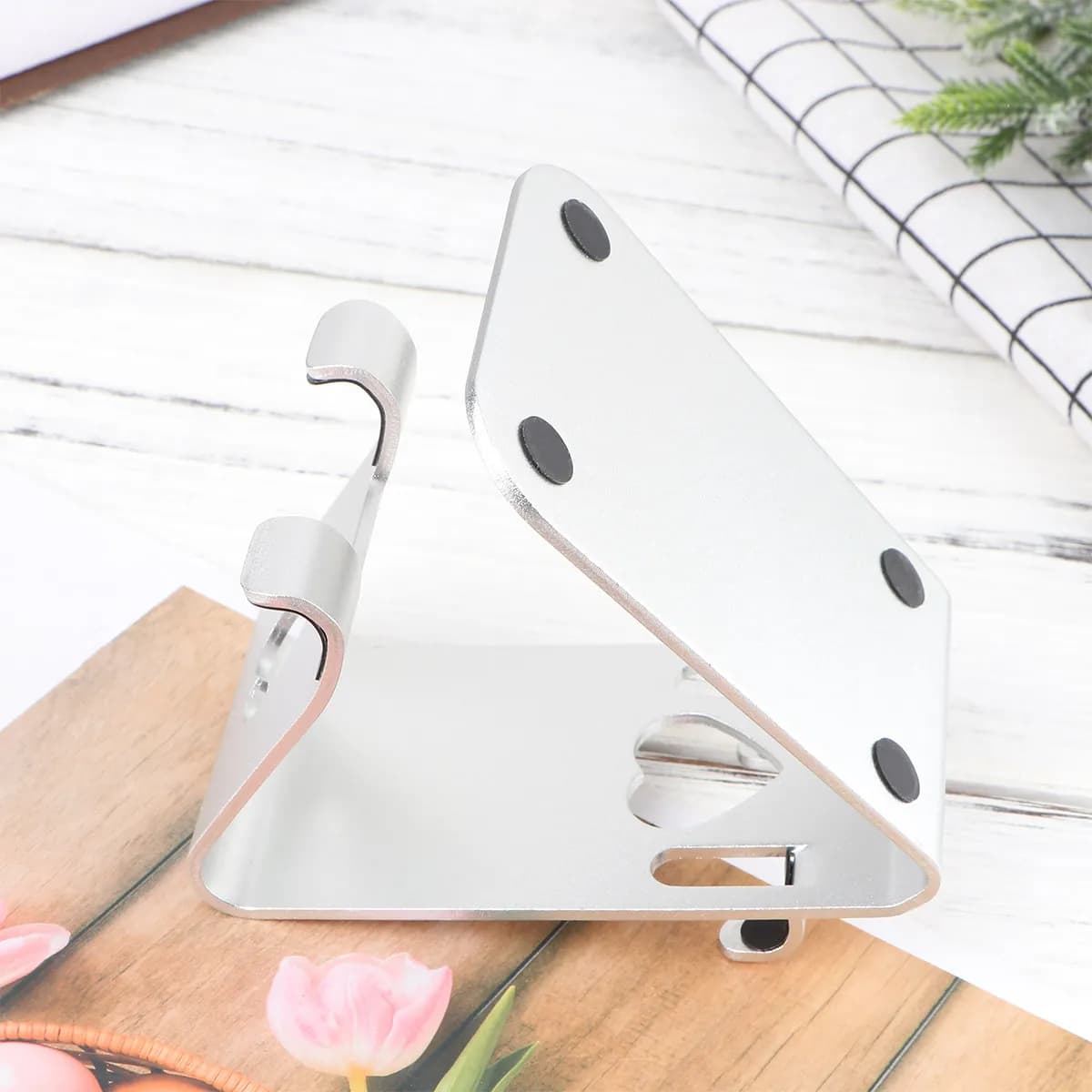 Aluminum Alloy Dual Phone Holder Heart Shaped Hollow Desktop Smartphone Stand Tablet Mount for Home Office Travel Use Silver